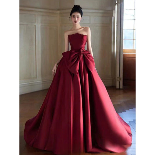Evening dress in wine red strapless satin
