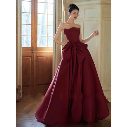 Evening dress in wine red strapless satin