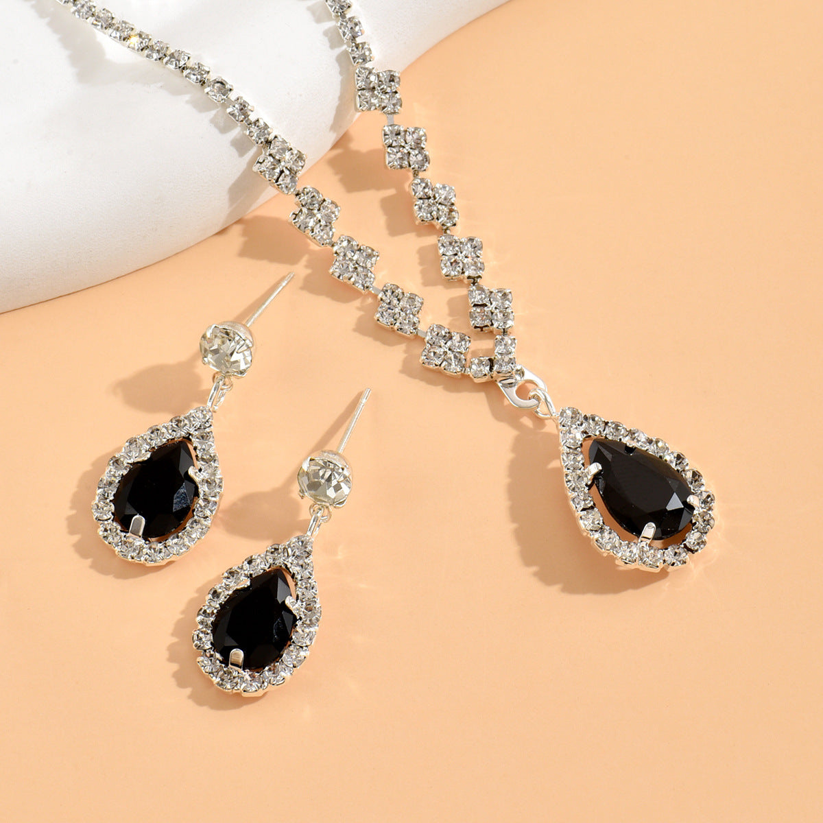 Elegant Bridal Necklace and Bracelet Set.